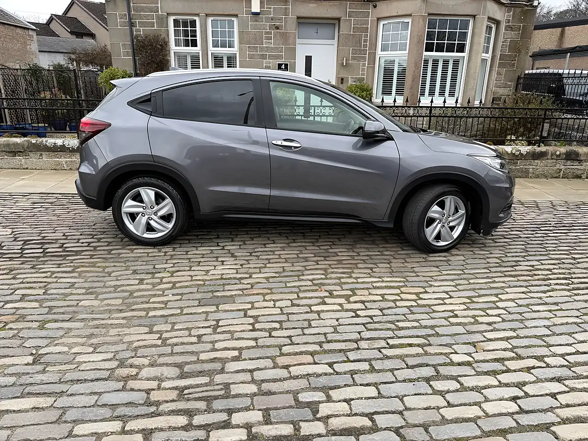 Used 2019 Honda Hr-V Ex Platinum Grey - Interior and Exterior details 14
