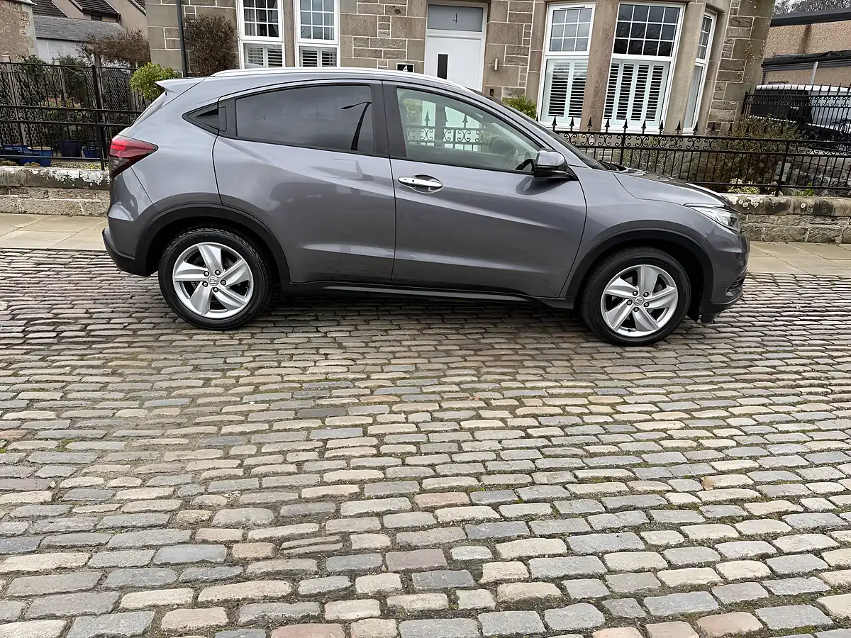 Used 2019 Honda Hr-V Ex Platinum Grey - Interior and Exterior details 5