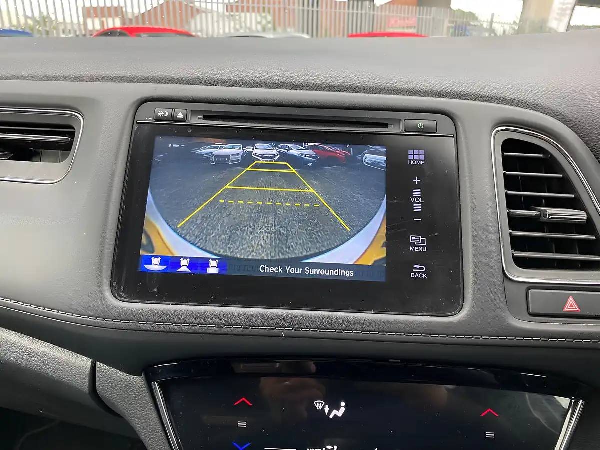 Used 2019 Honda Hr-V Se White - Interior and Exterior details 18