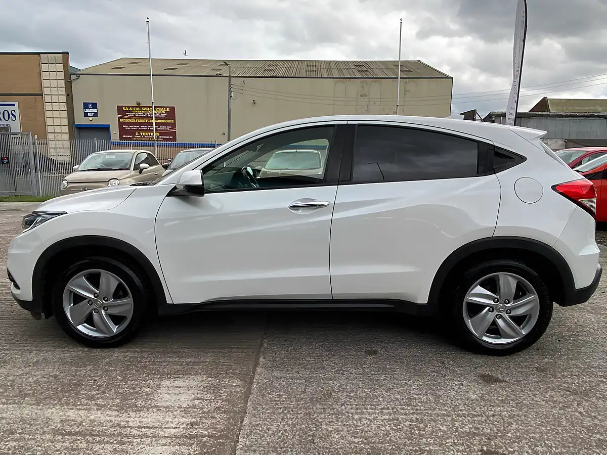 Used 2019 Honda Hr-V Se White - Interior and Exterior details 7
