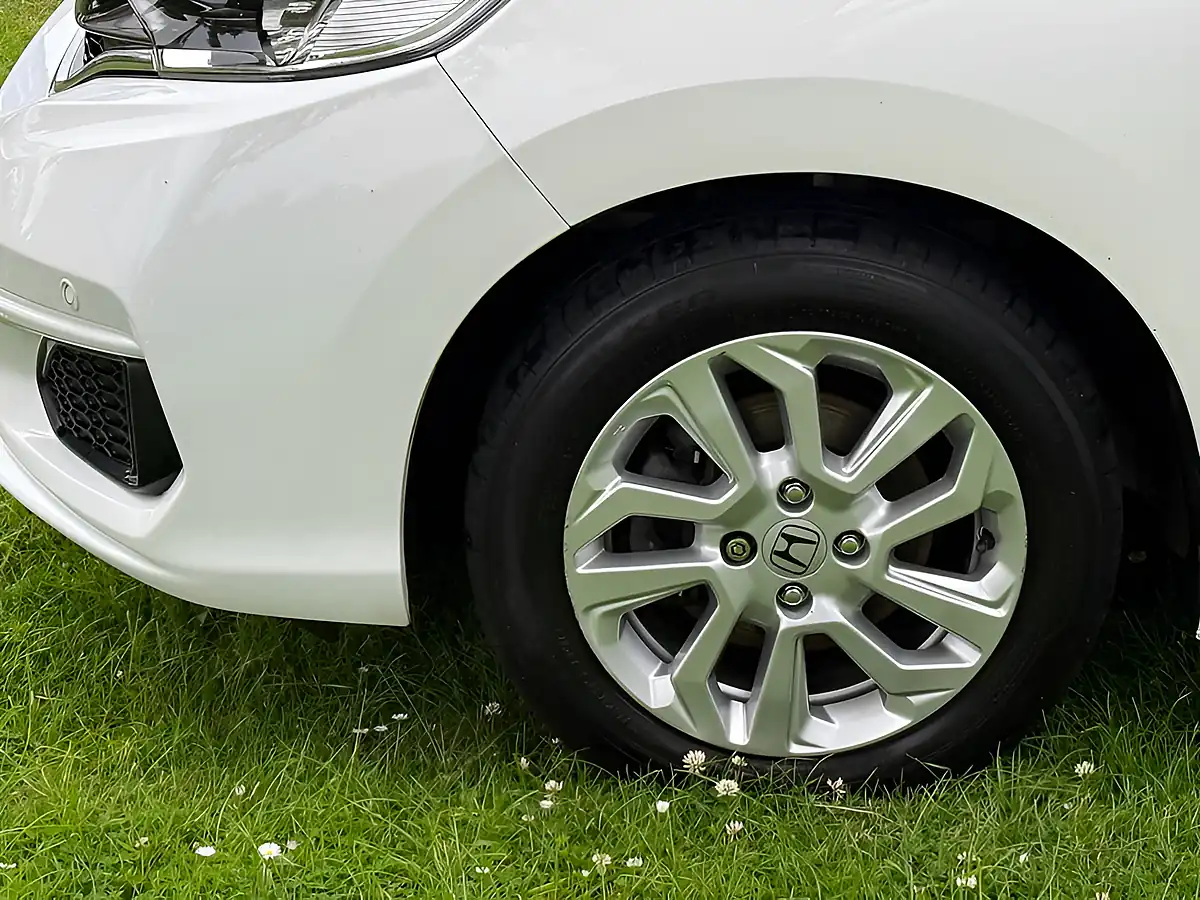 Used 2019 Honda Jazz Se White - Interior and Exterior details 10