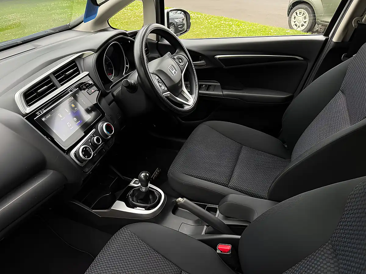 Used 2019 Honda Jazz Se White - Interior and Exterior details 13