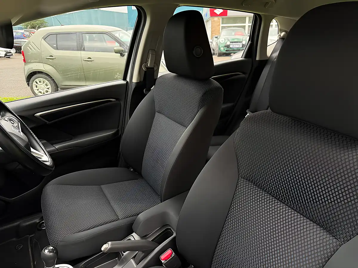 Used 2019 Honda Jazz Se White - Interior and Exterior details 14