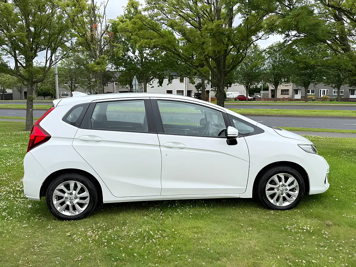 Used 2019 Honda Jazz Se White - Interior and Exterior details 6