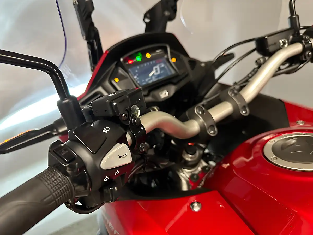 Used 2019 Honda VFR800X Crossrunner VFR800X Crossrunner Red - Interior and Exterior details 5