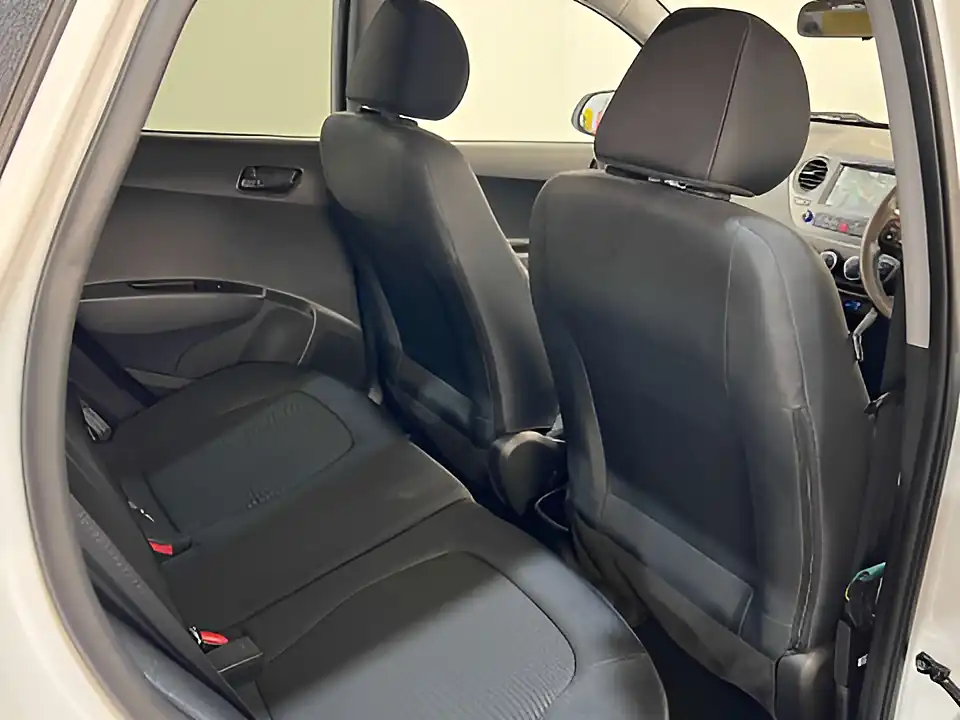 Used 2019 Hyundai i10 Play Polar White - Interior and Exterior details 16