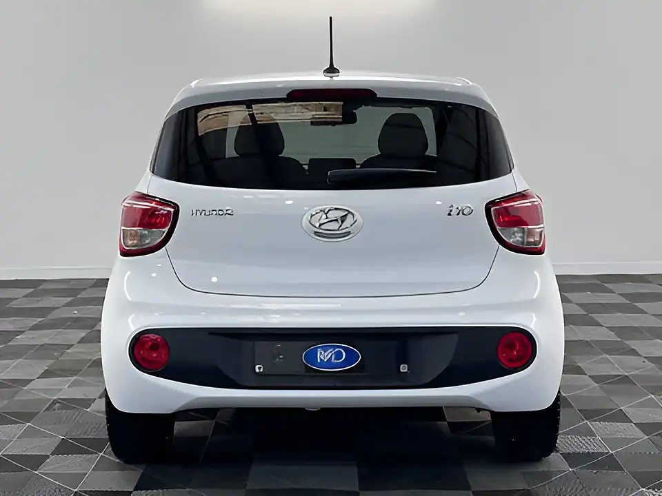Used 2019 Hyundai i10 Play Polar White - Interior and Exterior details 5