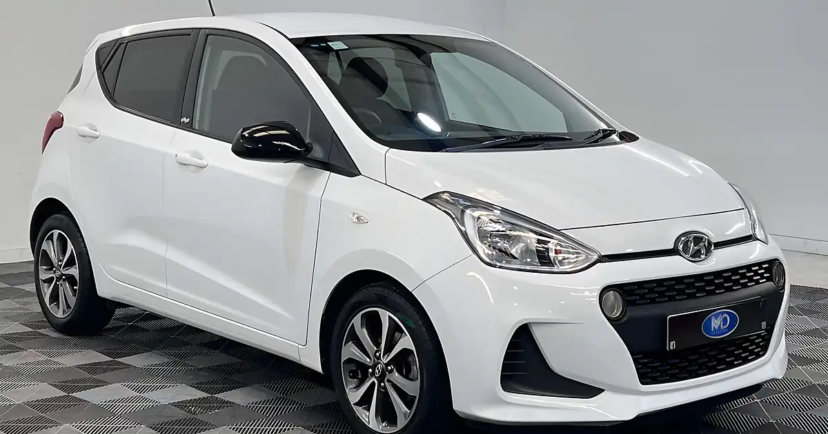 Used 2019 Hyundai i10 Play Polar White - Front View