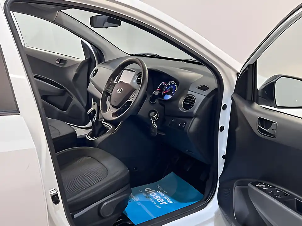 Used 2019 Hyundai i10 Play Polar White - Interior and Exterior details 11