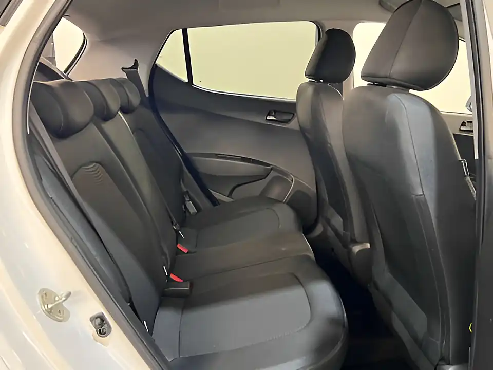 Used 2019 Hyundai i10 Play Polar White - Interior and Exterior details 17