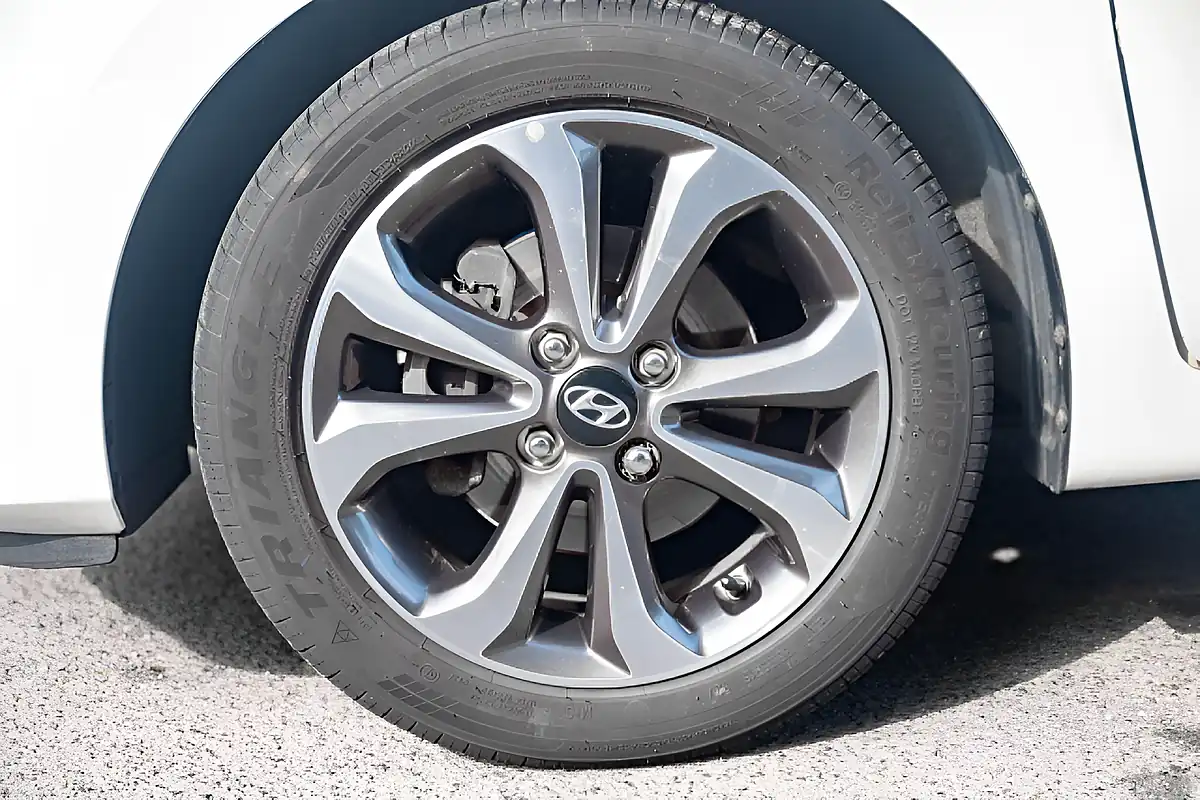 Used 2019 Hyundai I10 Play Polar White - Interior and Exterior details 11