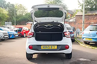 Used 2019 Hyundai I10 Play Polar White - Interior and Exterior details 14