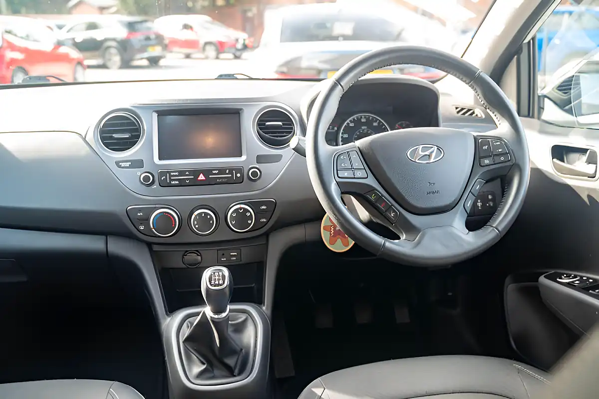 Used 2019 Hyundai I10 Play Polar White - Interior and Exterior details 17