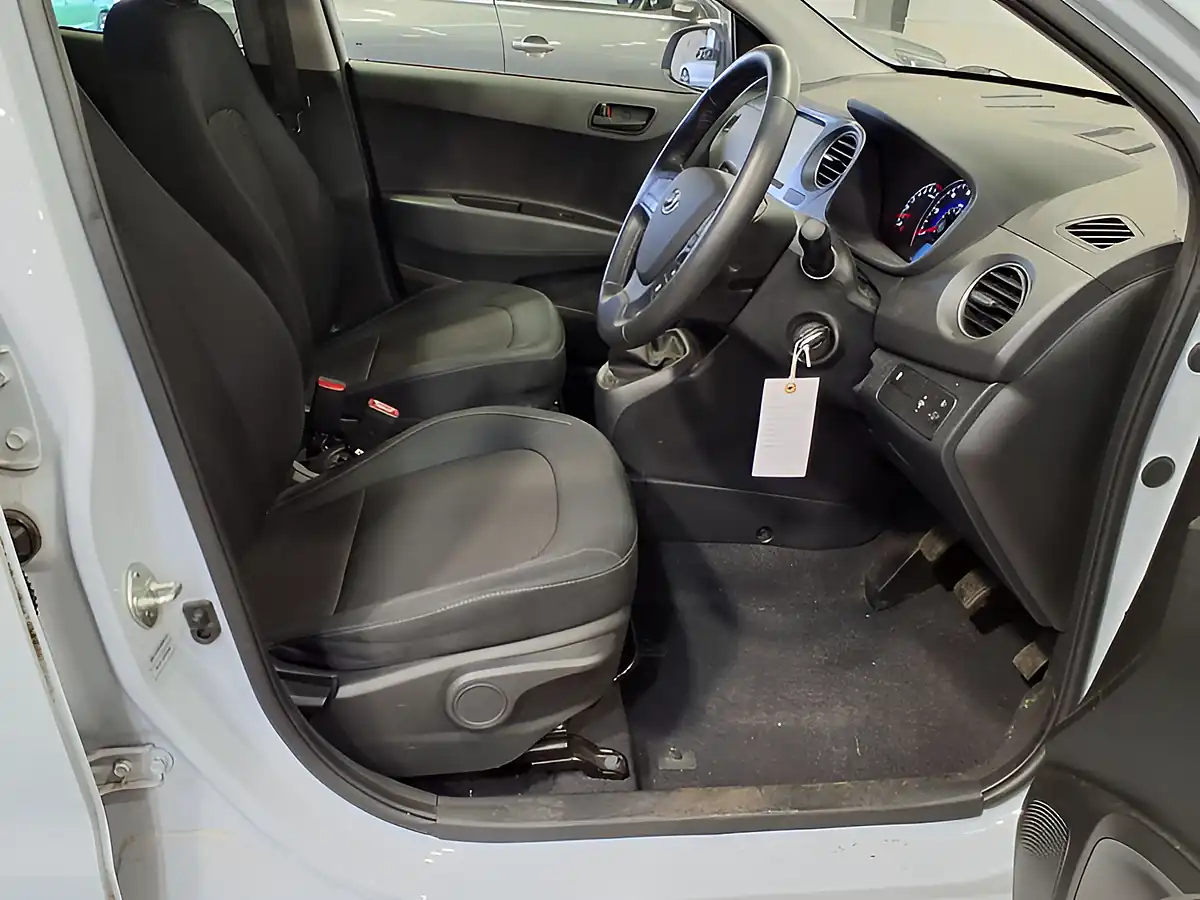 Used 2019 Hyundai i10 Play Stardust Grey - Interior and Exterior details 17
