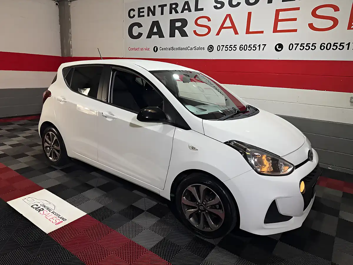 Used 2019 Hyundai i10 Play White - Front View