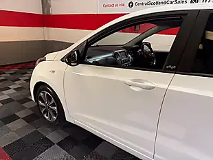 Used 2019 Hyundai i10 Play White - Interior and Exterior details 9