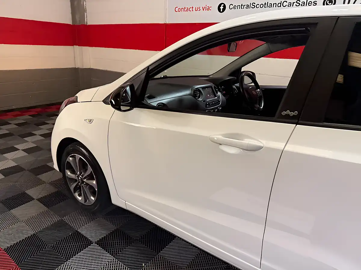 Used 2019 Hyundai i10 Play White - Interior and Exterior details 9