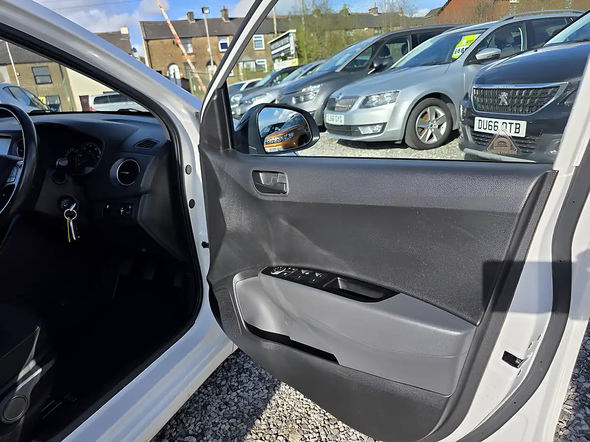 Used 2019 Hyundai I10 Play White - Interior and Exterior details 12