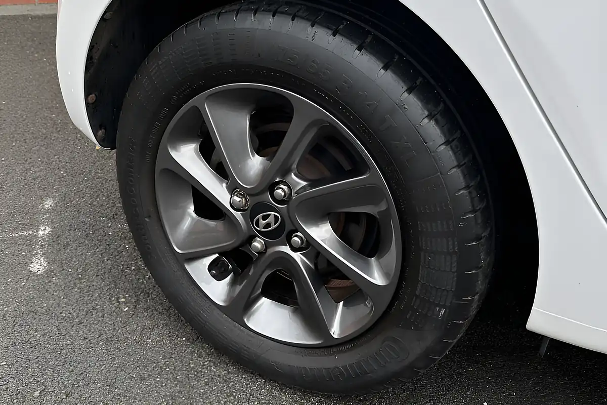 Used 2019 Hyundai i10 Premium White - Interior and Exterior details 12