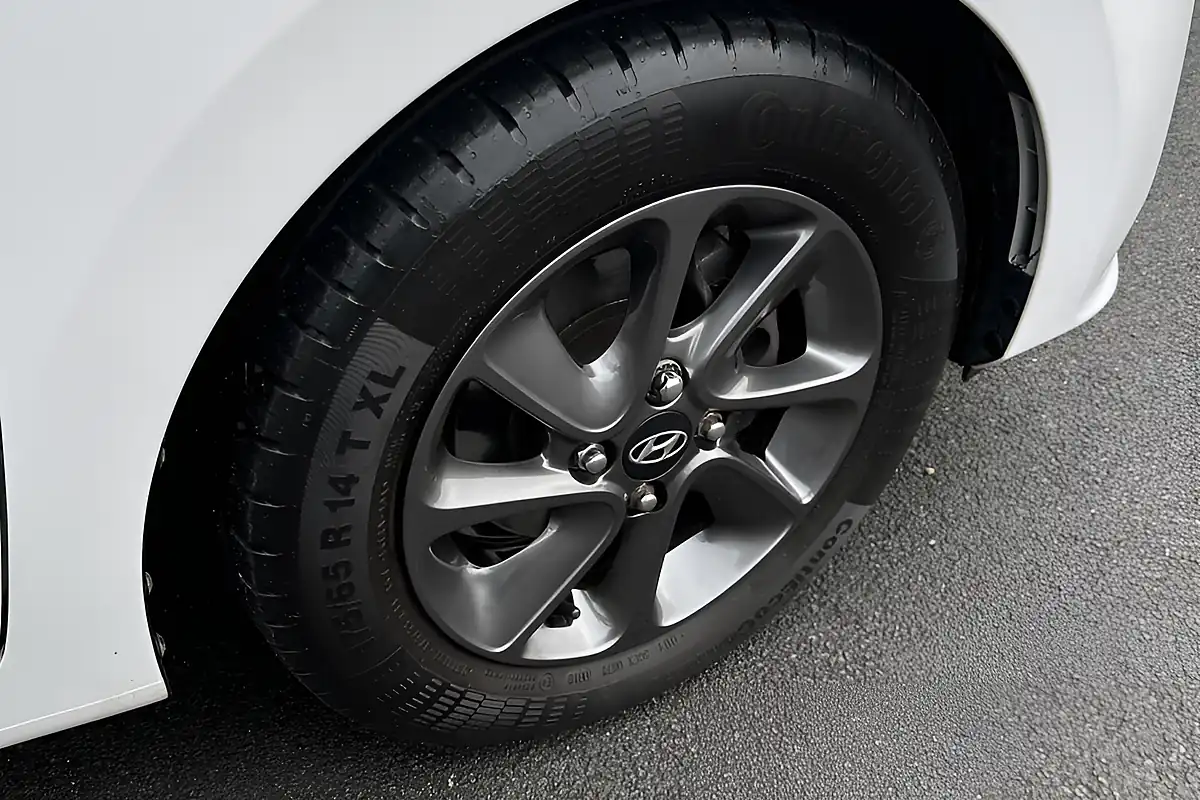 Used 2019 Hyundai i10 Premium White - Interior and Exterior details 13