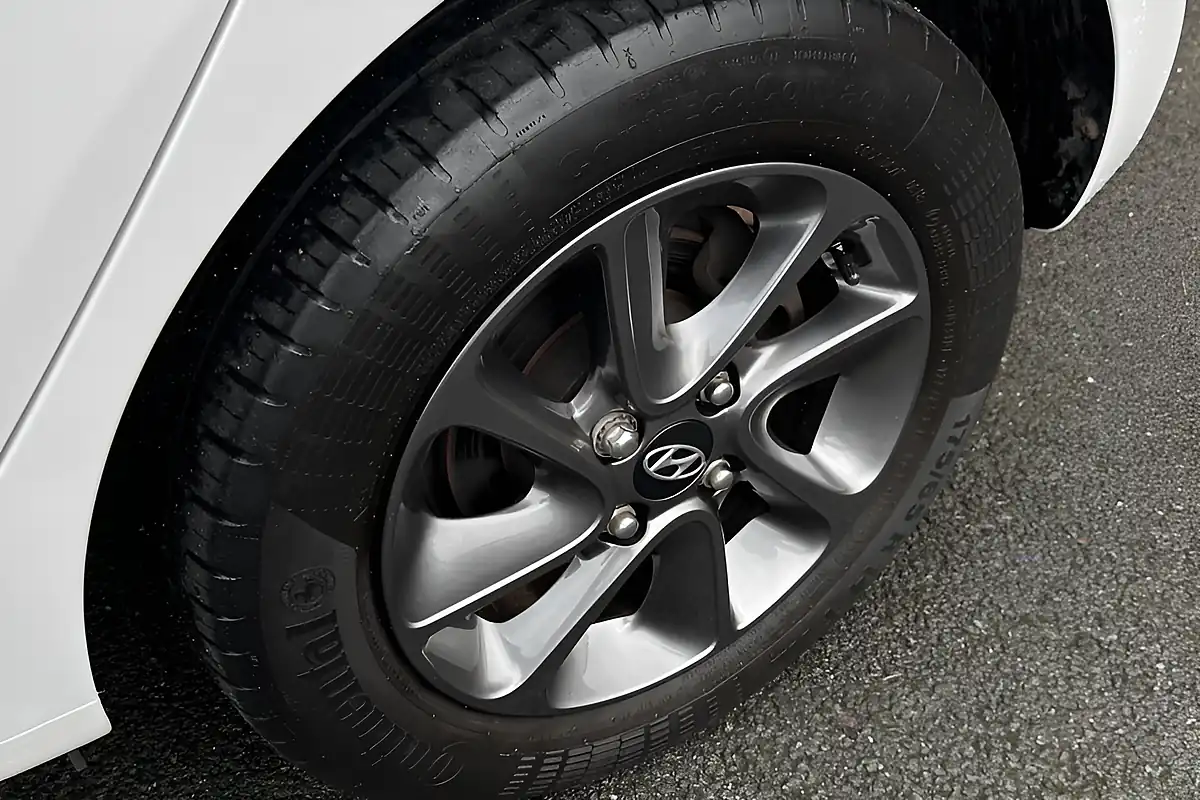 Used 2019 Hyundai i10 Premium White - Interior and Exterior details 14