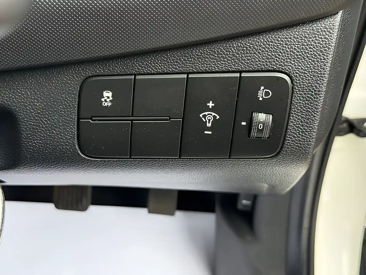 Used 2019 Hyundai i10 Premium White - Interior and Exterior details 14