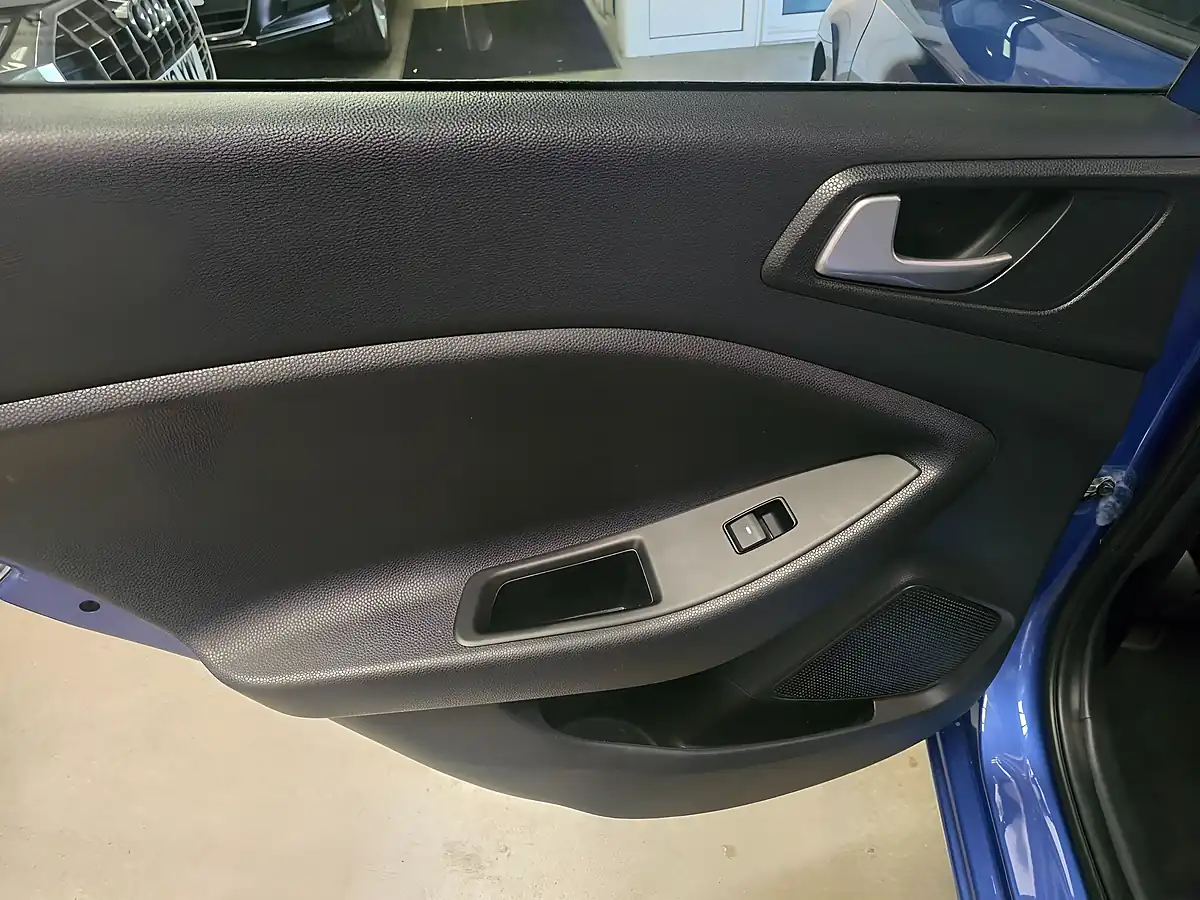 Used 2019 Hyundai I20 Play Blue - Interior and Exterior details 14