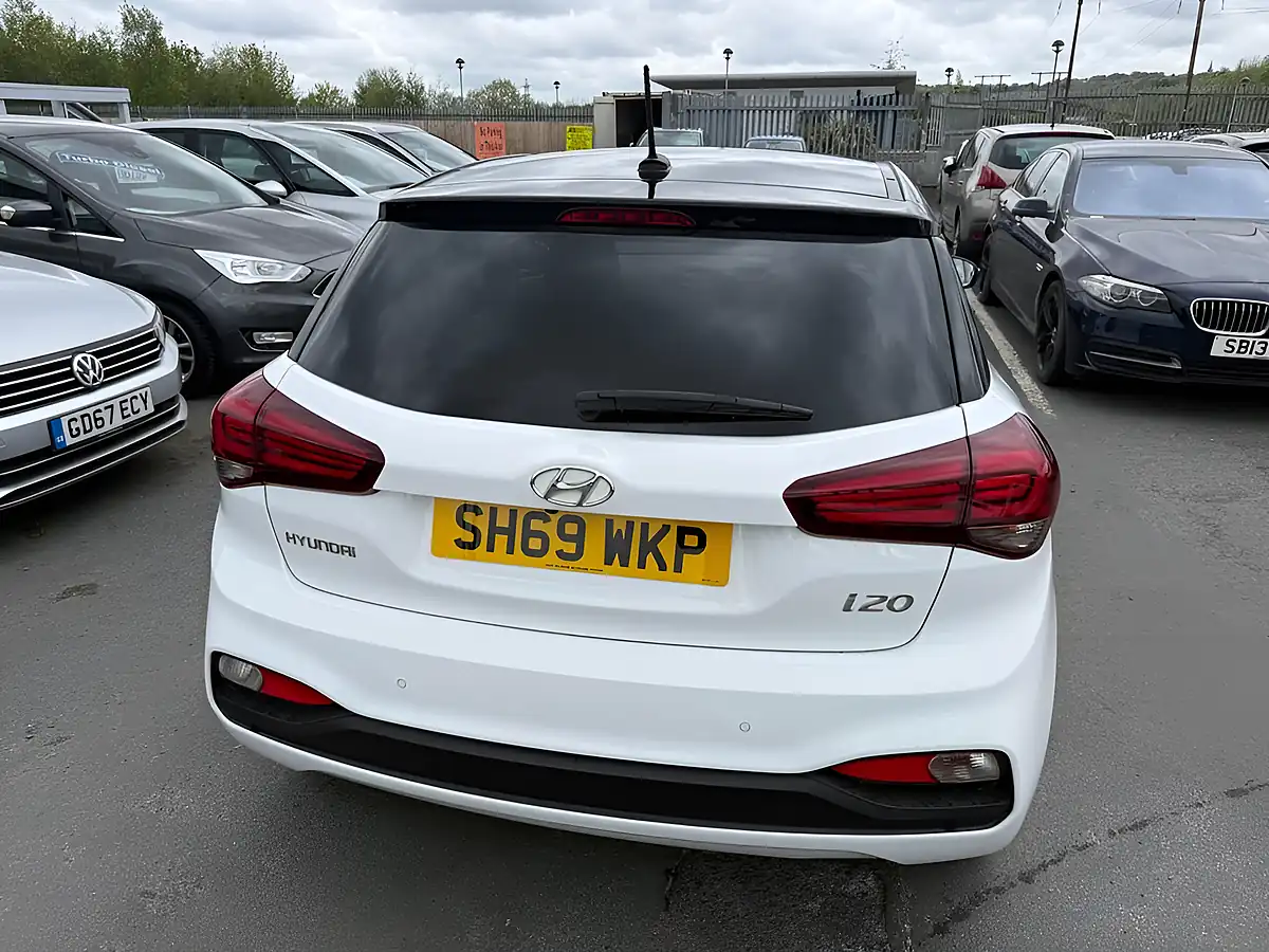 Used 2019 Hyundai I20 Play Edition White - Interior and Exterior details 12