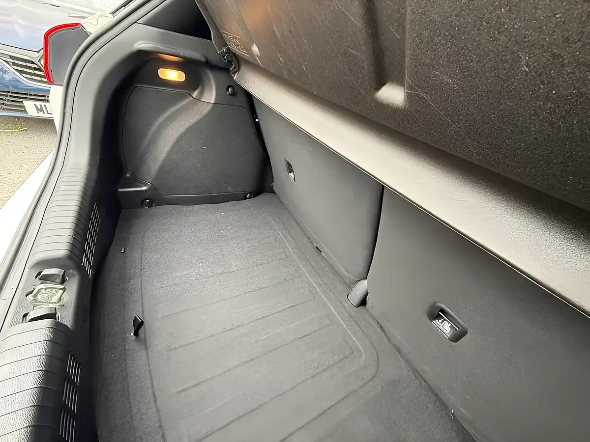 Used 2019 Hyundai I20 Play Edition White - Interior and Exterior details 13
