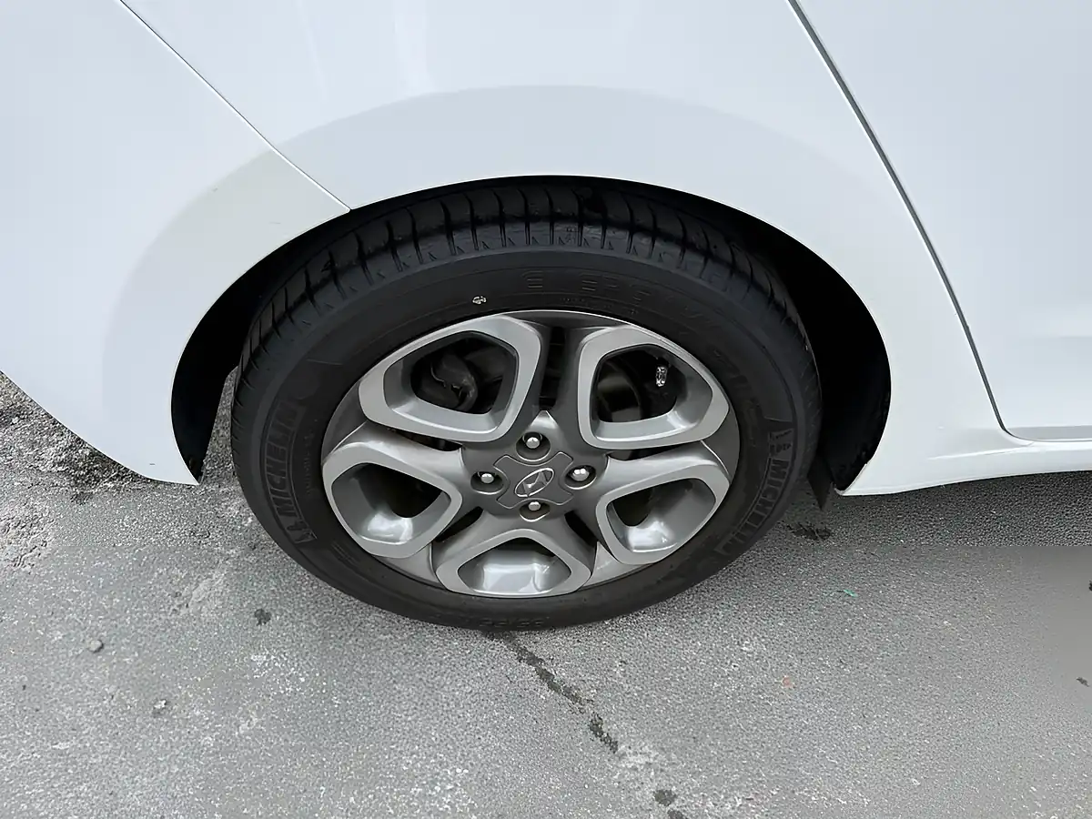 Used 2019 Hyundai I20 Play Edition White - Interior and Exterior details 15