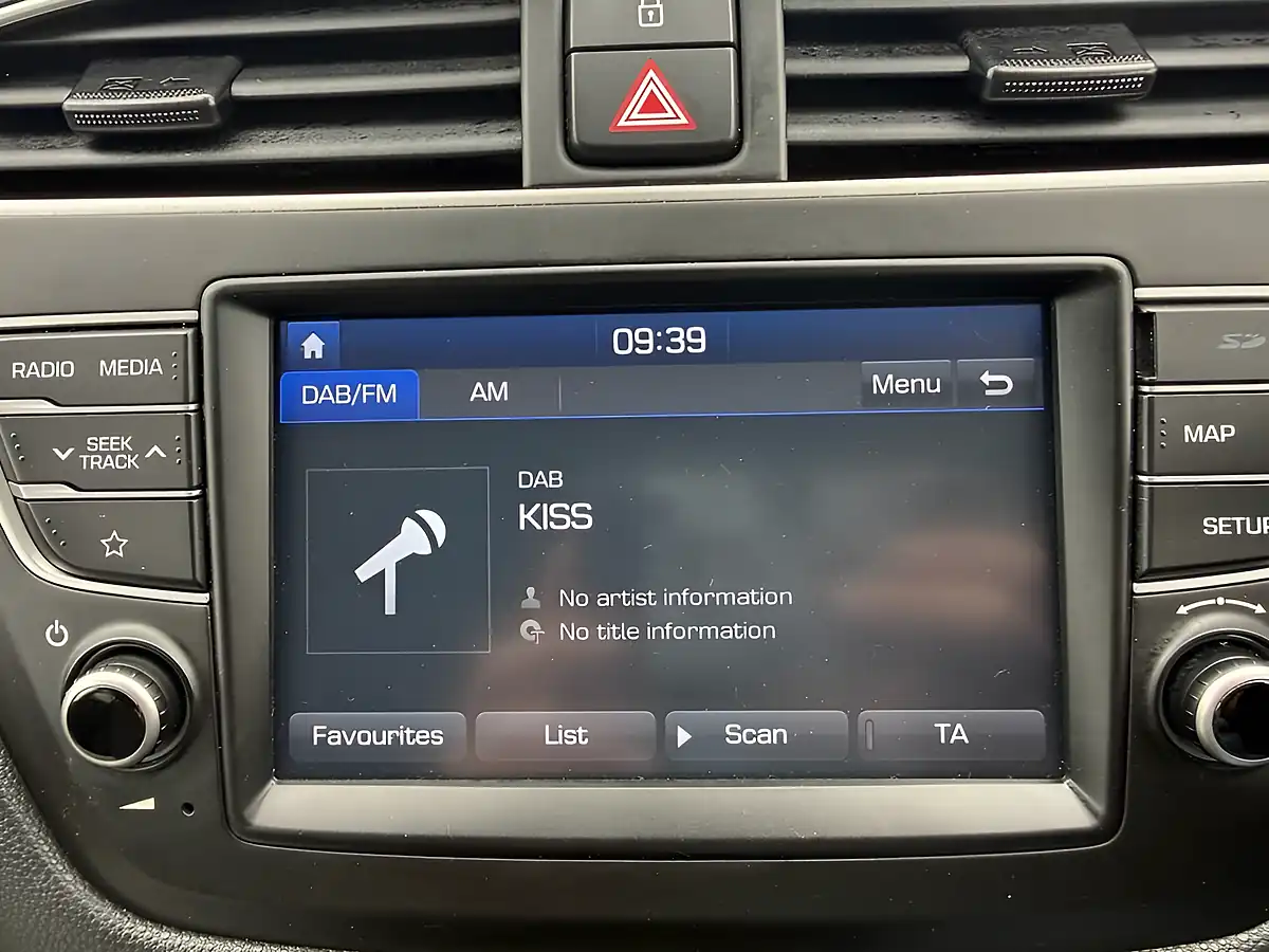 Used 2019 Hyundai I20 Play Edition White - Interior and Exterior details 19