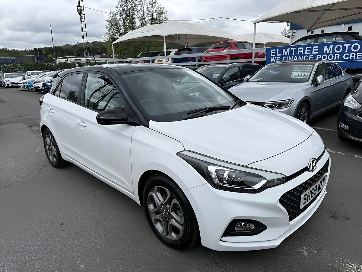 Used 2019 Hyundai I20 Play Edition White - Interior and Exterior details 9