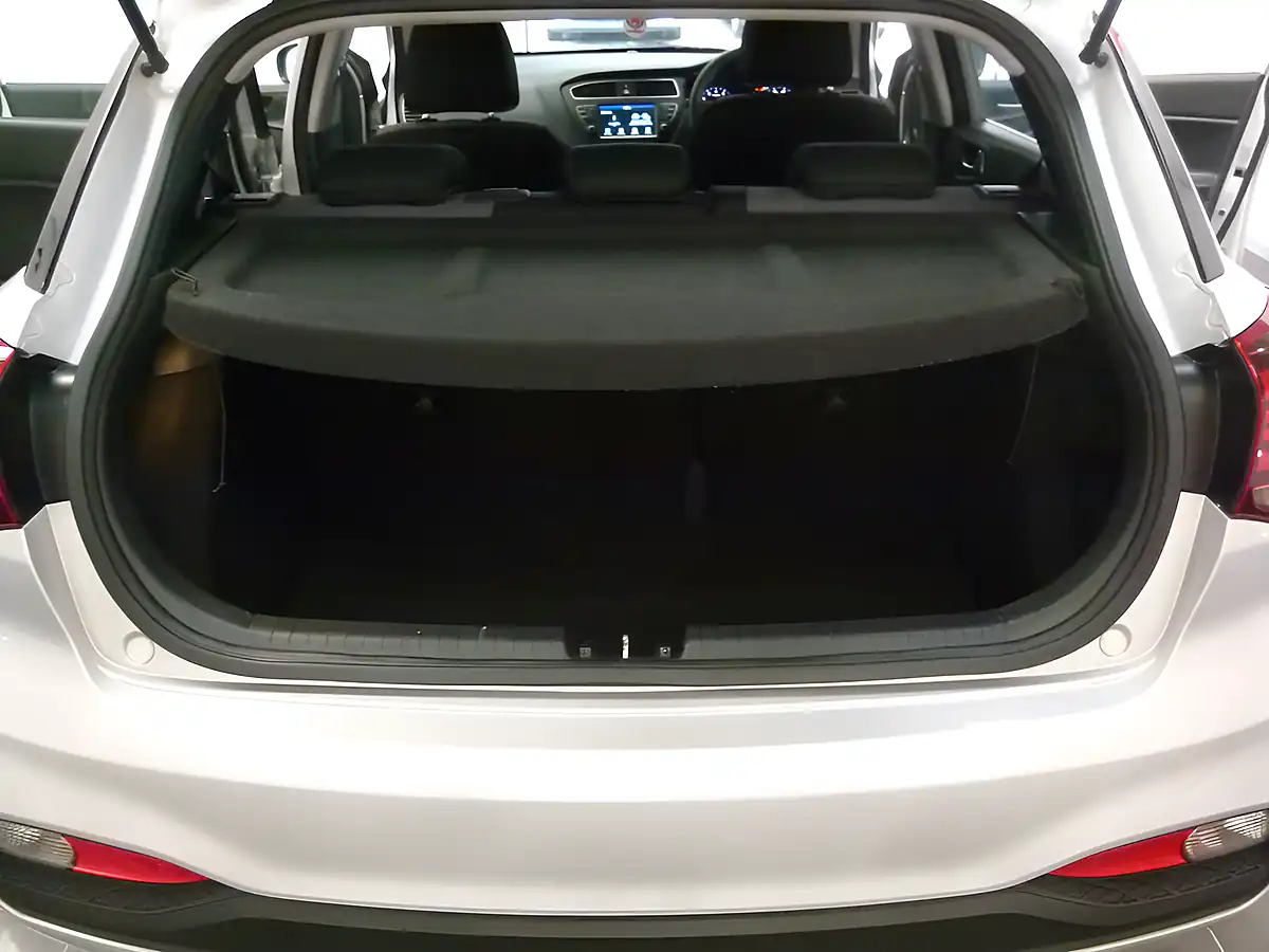 Used 2019 Hyundai i20 S-Connect Silver - Interior and Exterior details 17