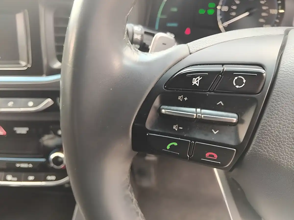 Used 2019 Hyundai Ioniq Se Blue - Interior and Exterior details 12