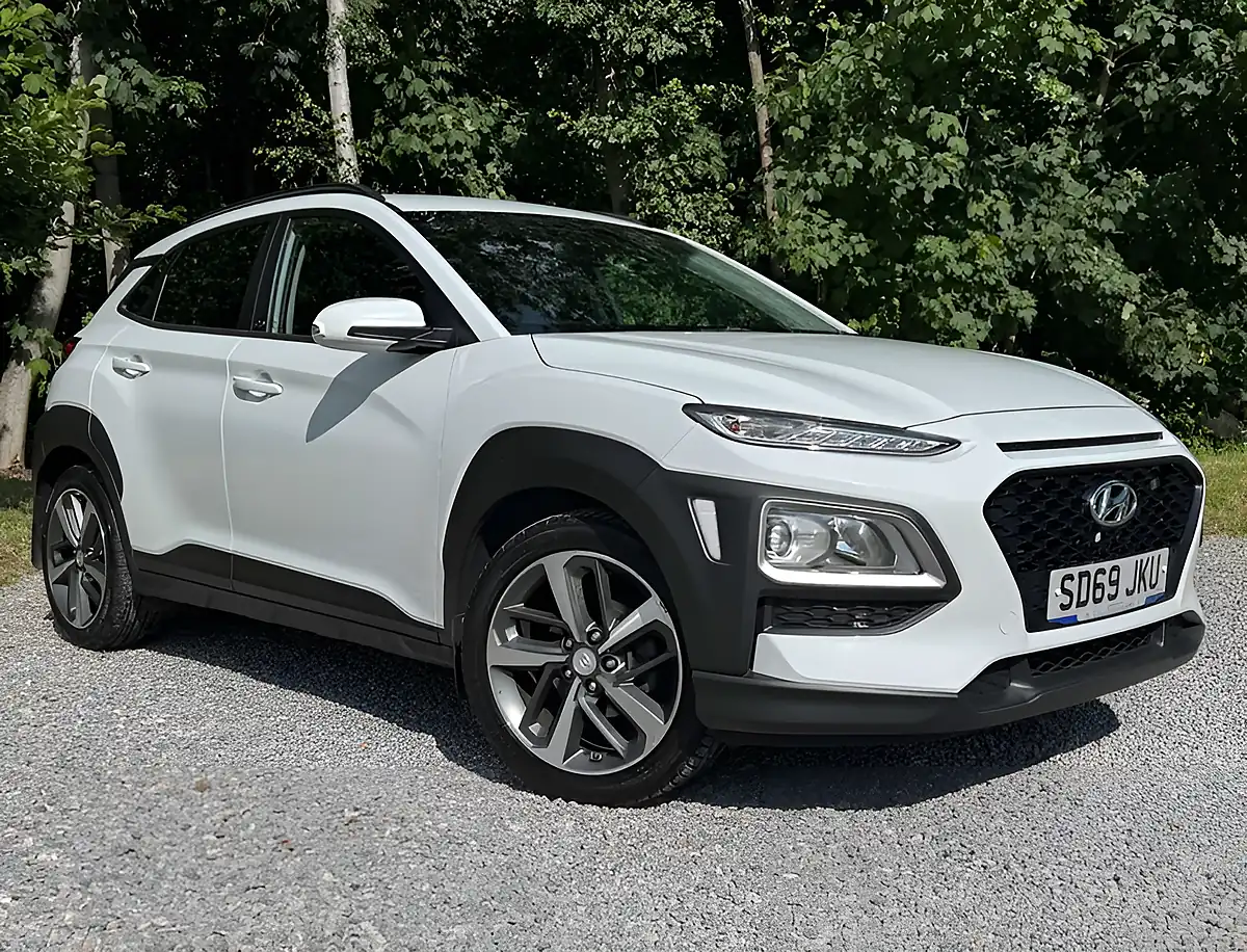 Used 2019 Hyundai Kona Play Chalk White - Front View