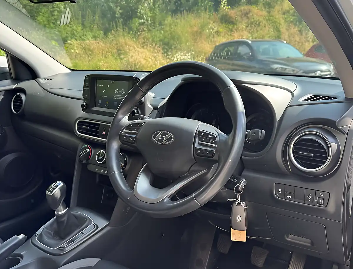 Used 2019 Hyundai Kona Play Chalk White - Interior and Exterior details 10