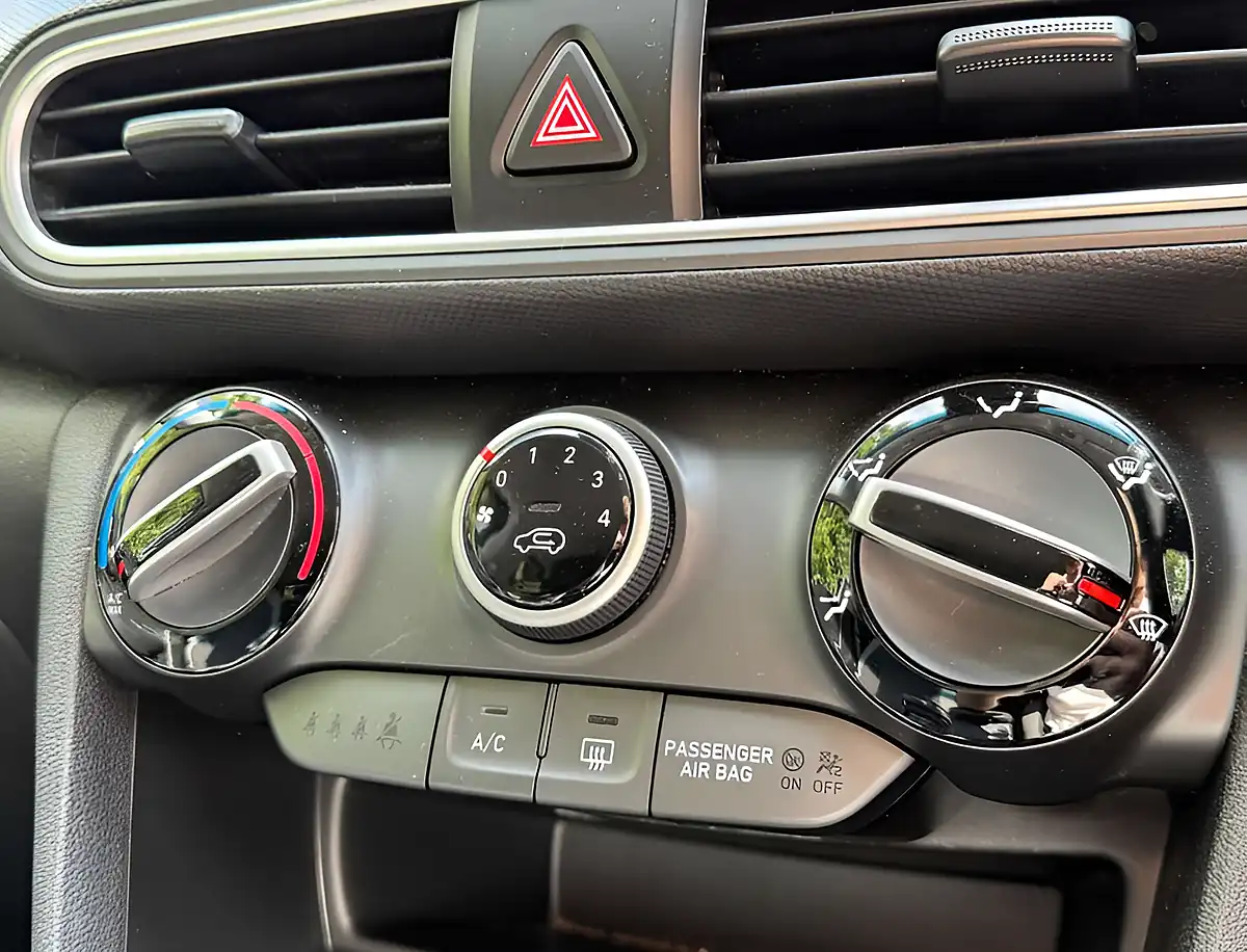 Used 2019 Hyundai Kona Play Chalk White - Interior and Exterior details 16