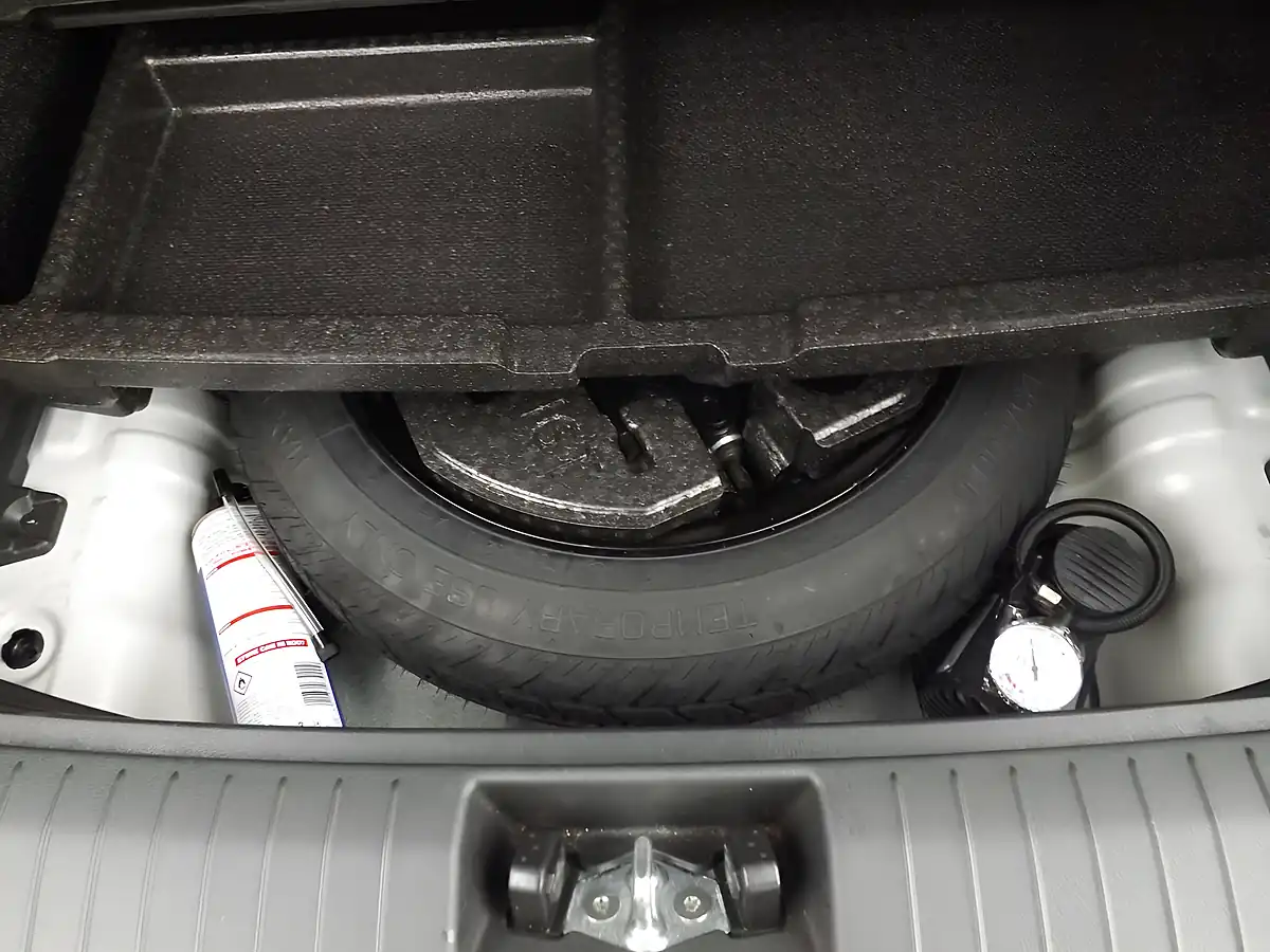 Used 2019 Hyundai Kona Premium White - Interior and Exterior details 10