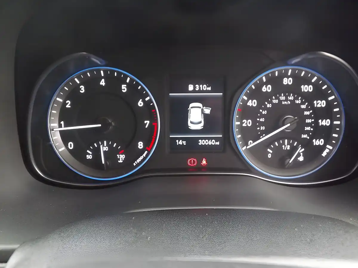 Used 2019 Hyundai Kona Premium White - Interior and Exterior details 17