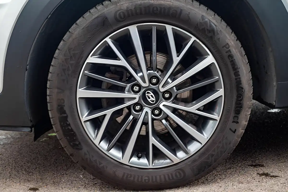 Used 2019 Hyundai Tucson Premium Platinum Silver - Interior and Exterior details 11