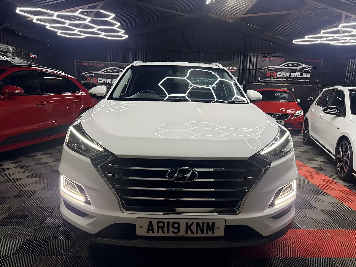 Used 2019 Hyundai Tucson Premium White - Interior and Exterior details 9