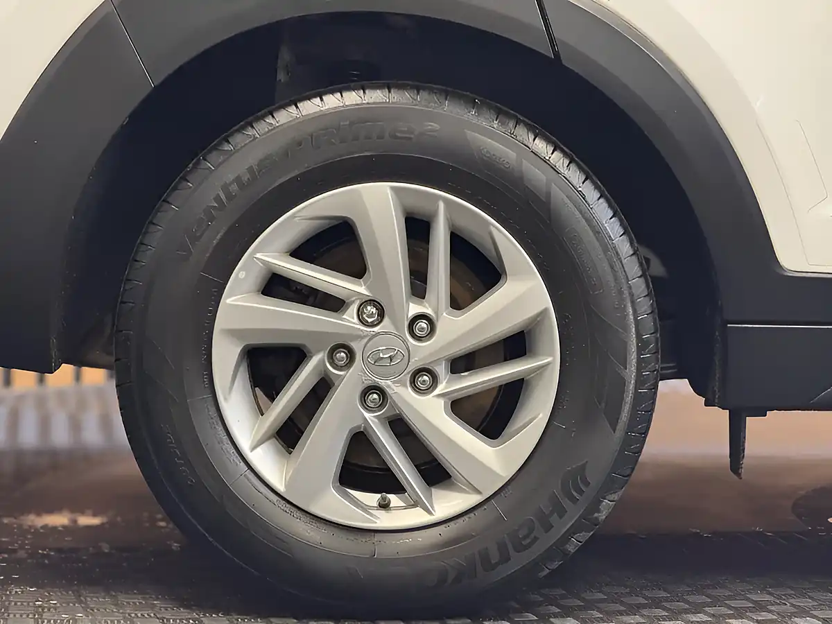 Used 2019 Hyundai Tucson S Connect Polar White - Interior and Exterior details 10
