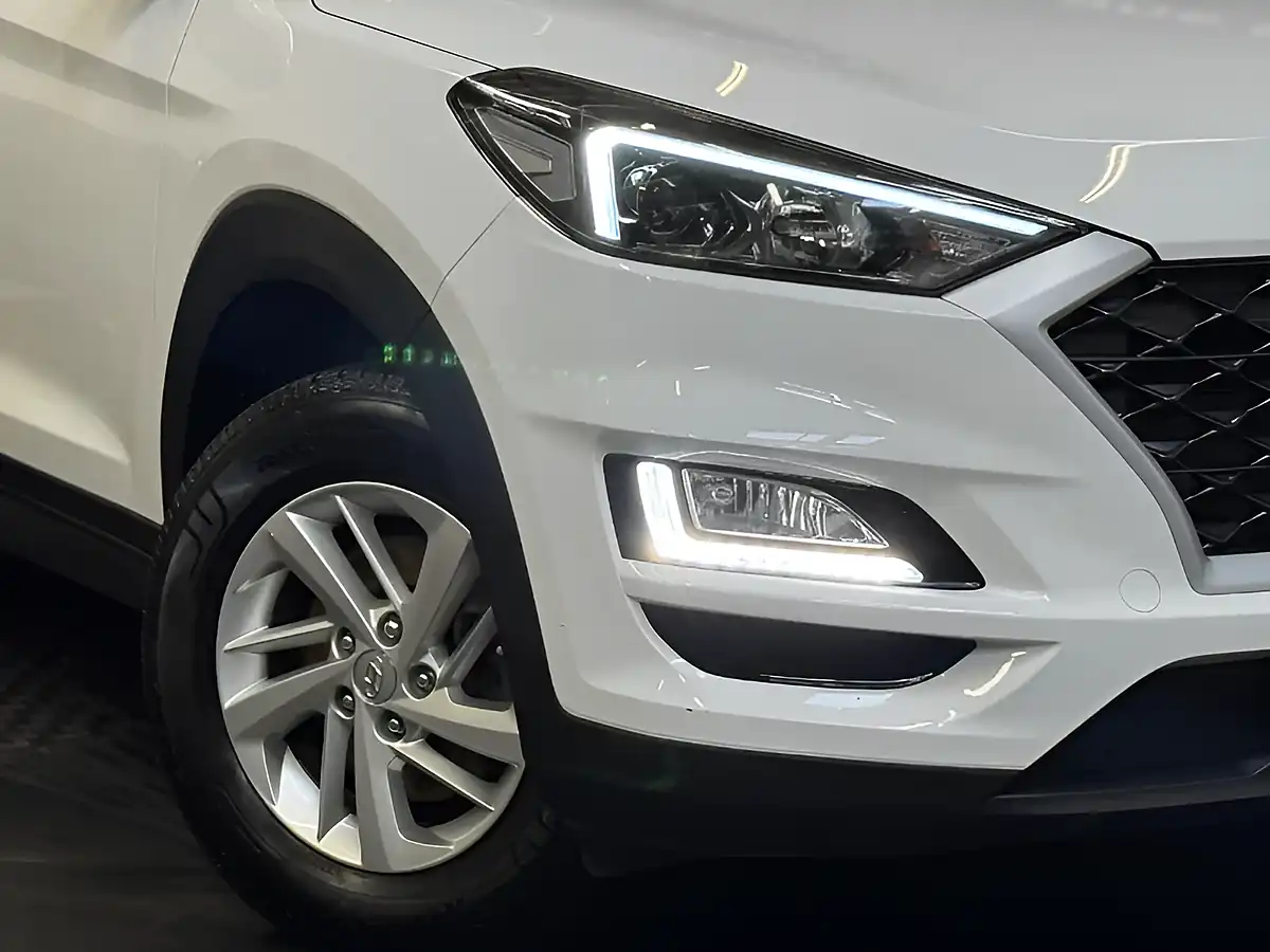 Used 2019 Hyundai Tucson S Connect Polar White - Interior and Exterior details 11