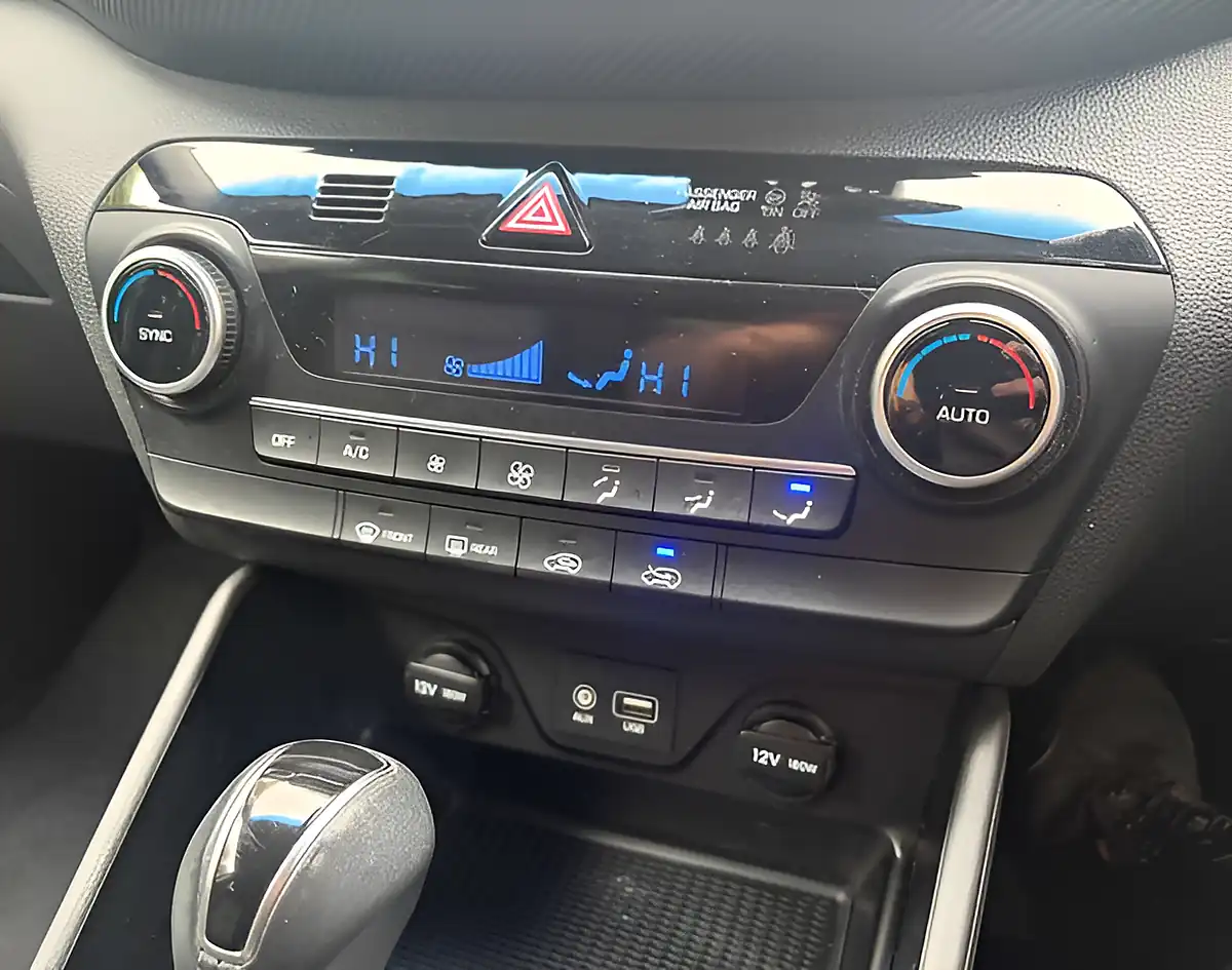 Used 2019 Hyundai Tucson Se Nav Fiery Red - Interior and Exterior details 15