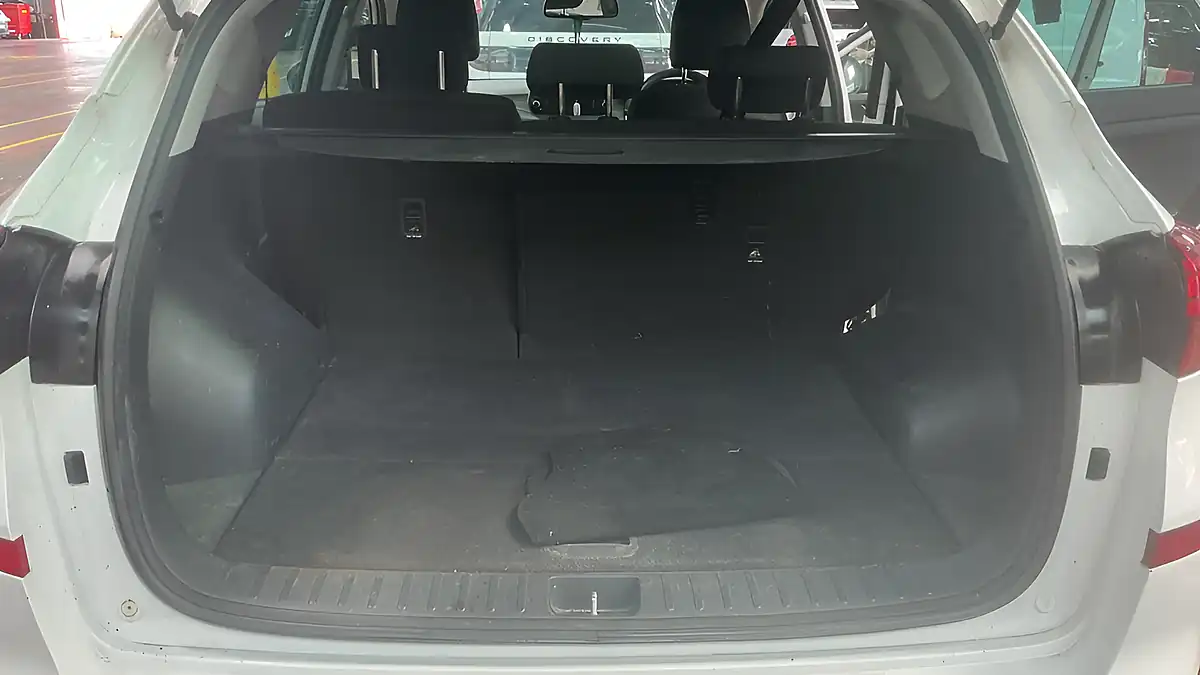 Used 2019 Hyundai Tucson Se Nav White - Interior and Exterior details 9
