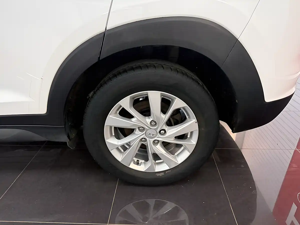Used 2019 Hyundai Tucson Se Nav White - Interior and Exterior details 10
