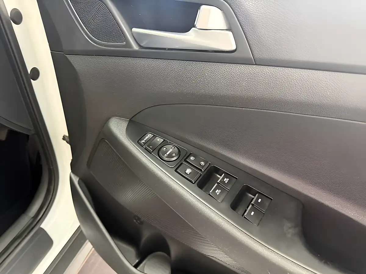 Used 2019 Hyundai Tucson Se Nav White - Interior and Exterior details 15
