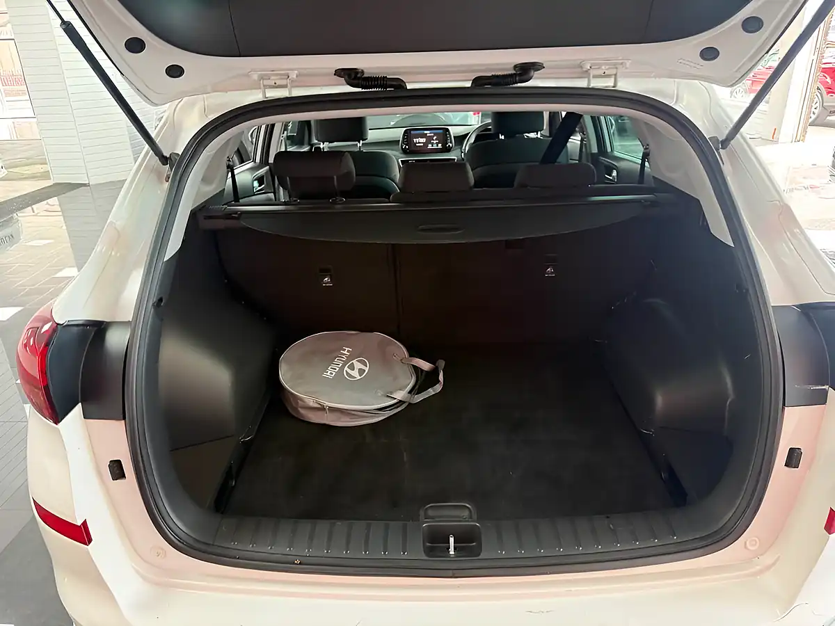 Used 2019 Hyundai Tucson Se Nav White - Interior and Exterior details 9