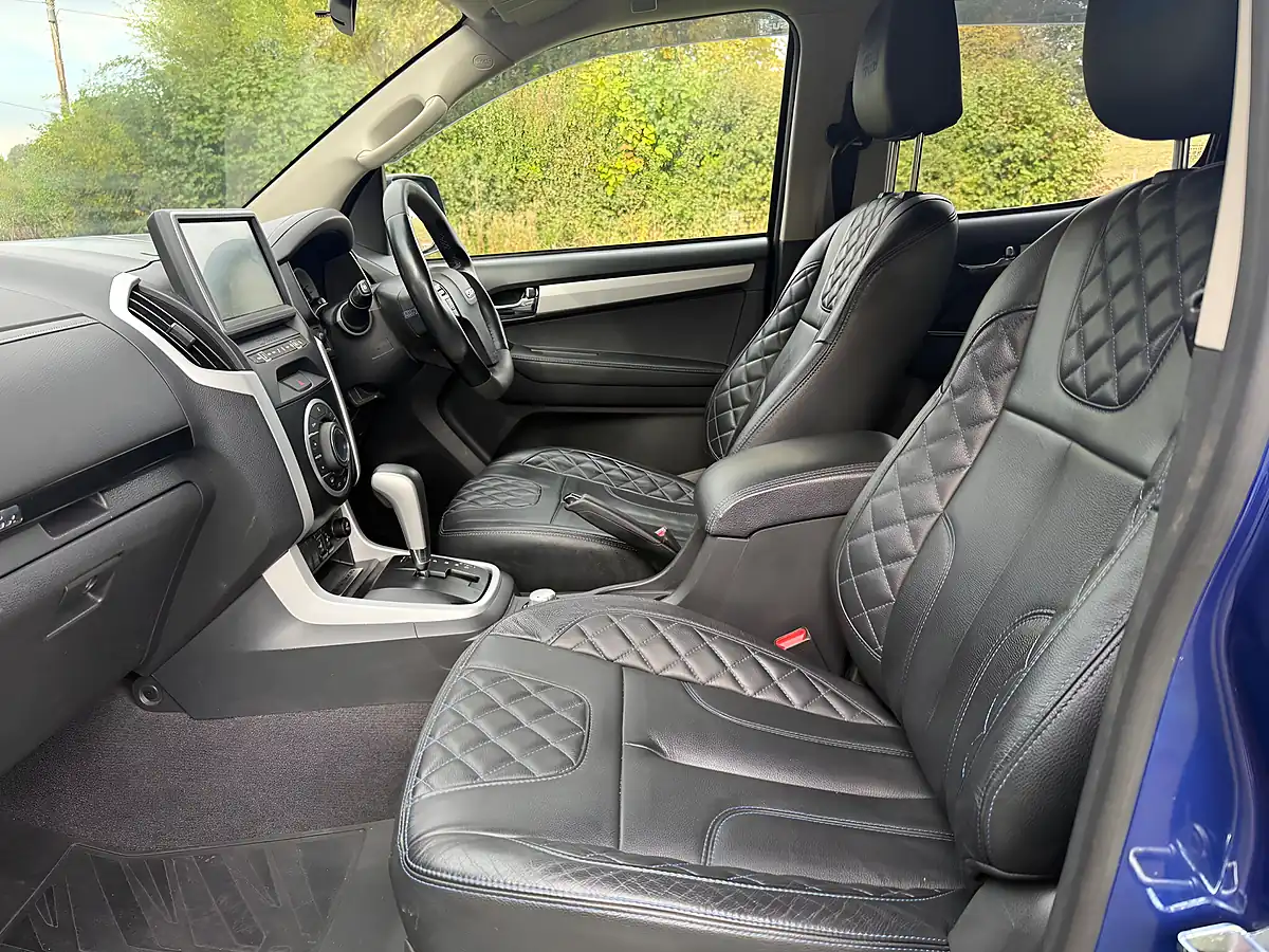Used 2019 Isuzu D-Max AT35 Safir Sapphire Blue Mica - Interior and Exterior details 2