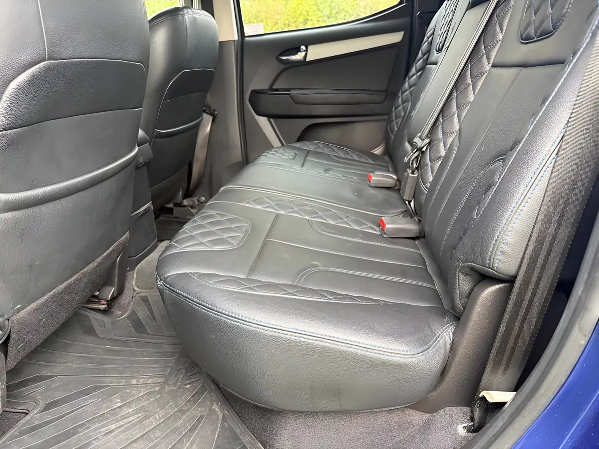 Used 2019 Isuzu D-Max AT35 Safir Sapphire Blue Mica - Interior and Exterior details 4